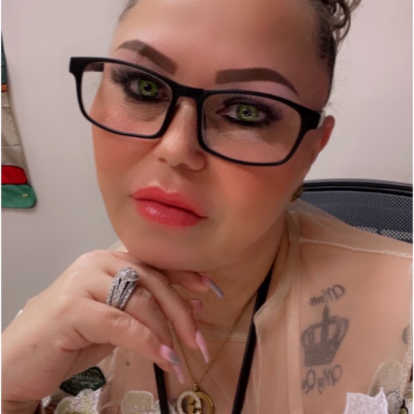 Meet your Posher, Cynthia - Picture 2 of 4